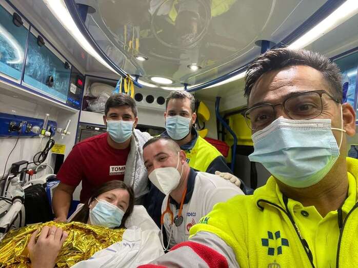 Personal del SUC en la ambulancia junto a la recién nacida y a sus padres (Foto TA)